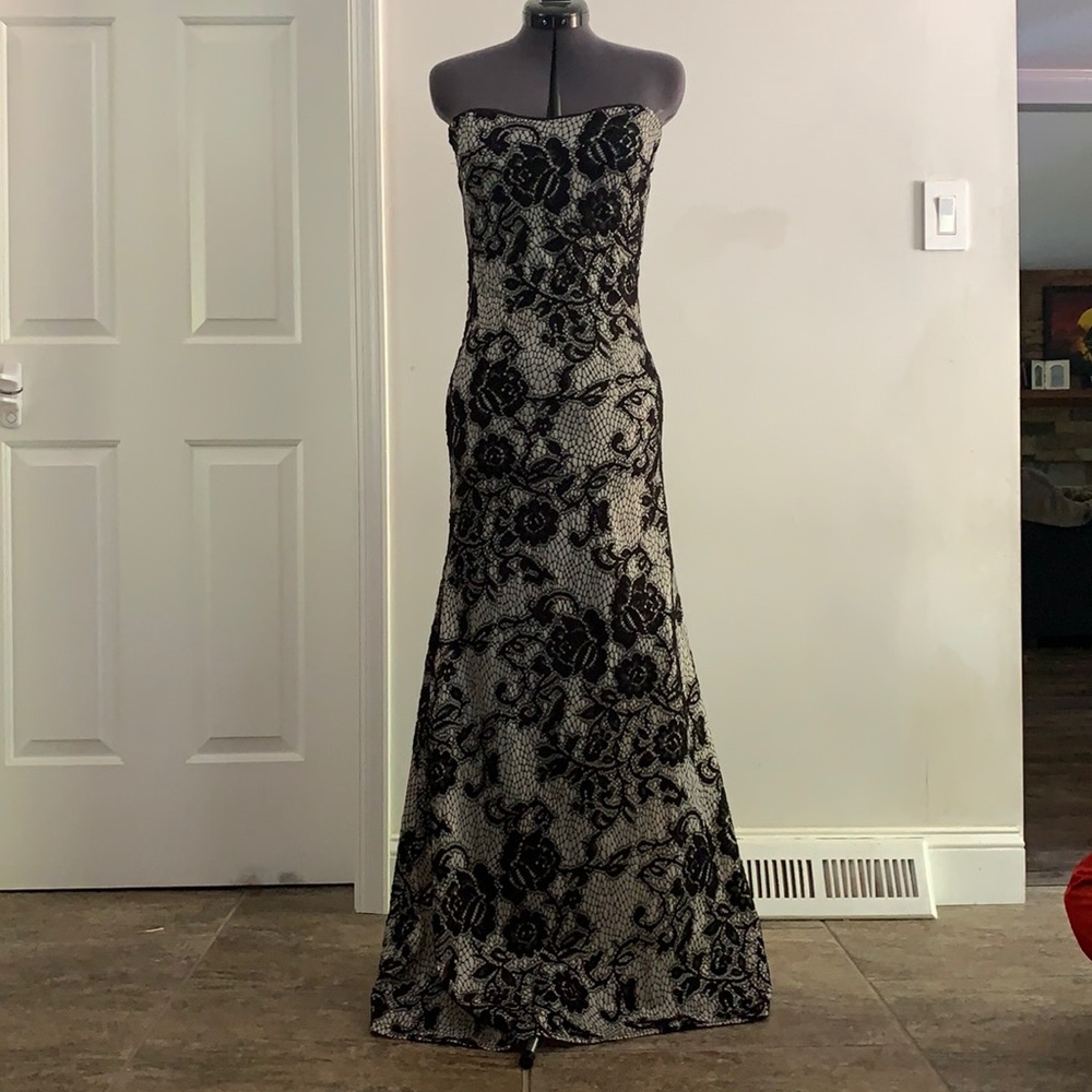 Fantasy full-length black lace dress size small